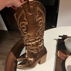 Gorgeous bronze cowboy boots perfect condition!